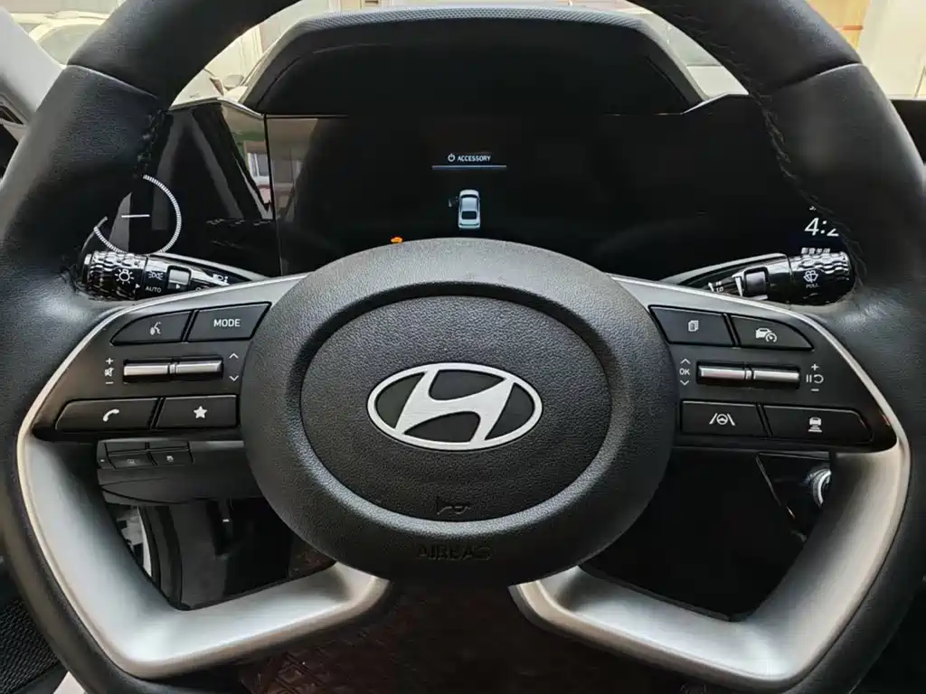 Hyundai Elantra 2023 — фото 11