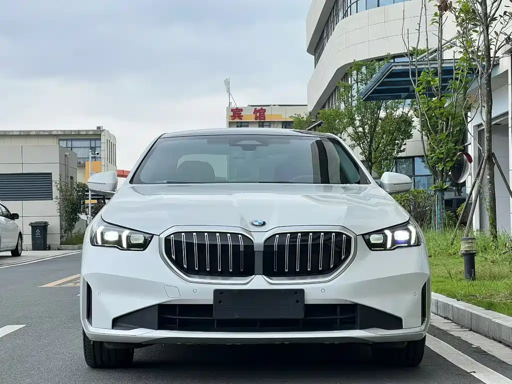 BMW 5 Series 2025 — фото 2