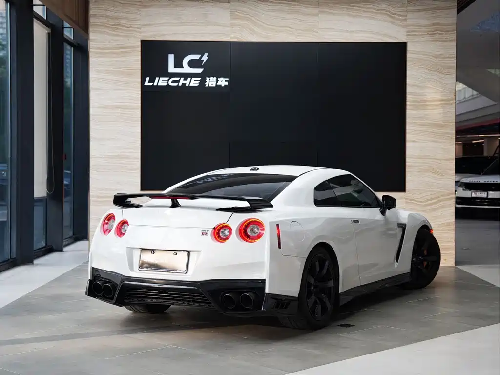 Nissan GT-R 2010 — фото 16
