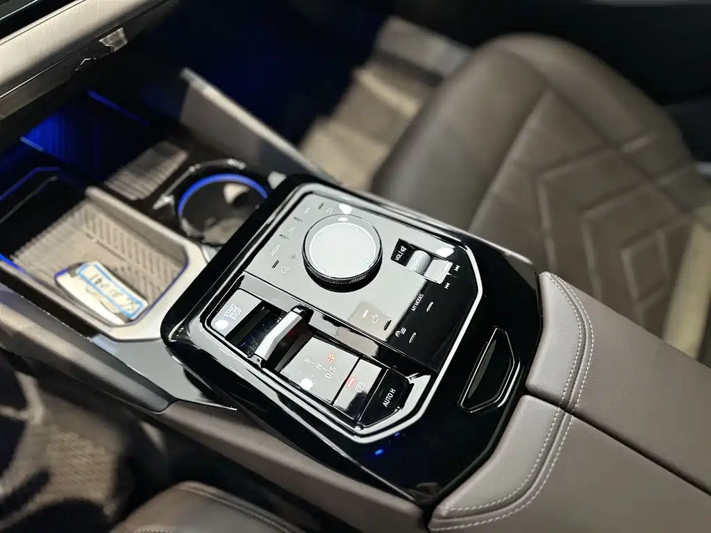 BMW 5 Series 2025 — фото 10