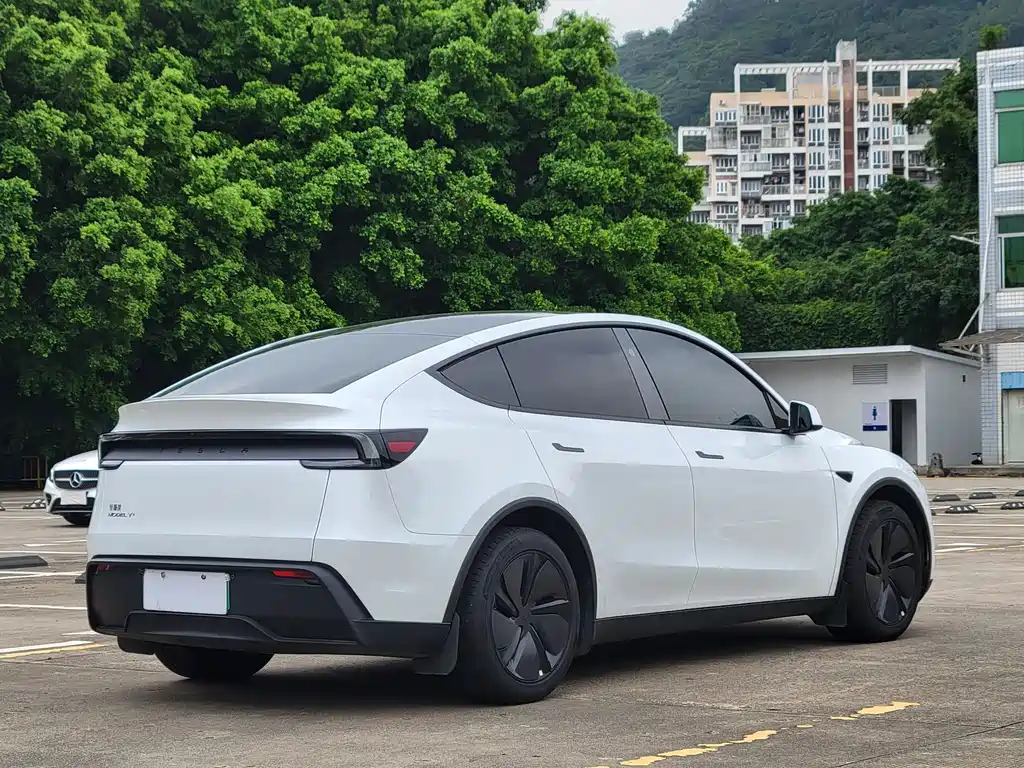 Tesla Model Y 2026 — фото 14