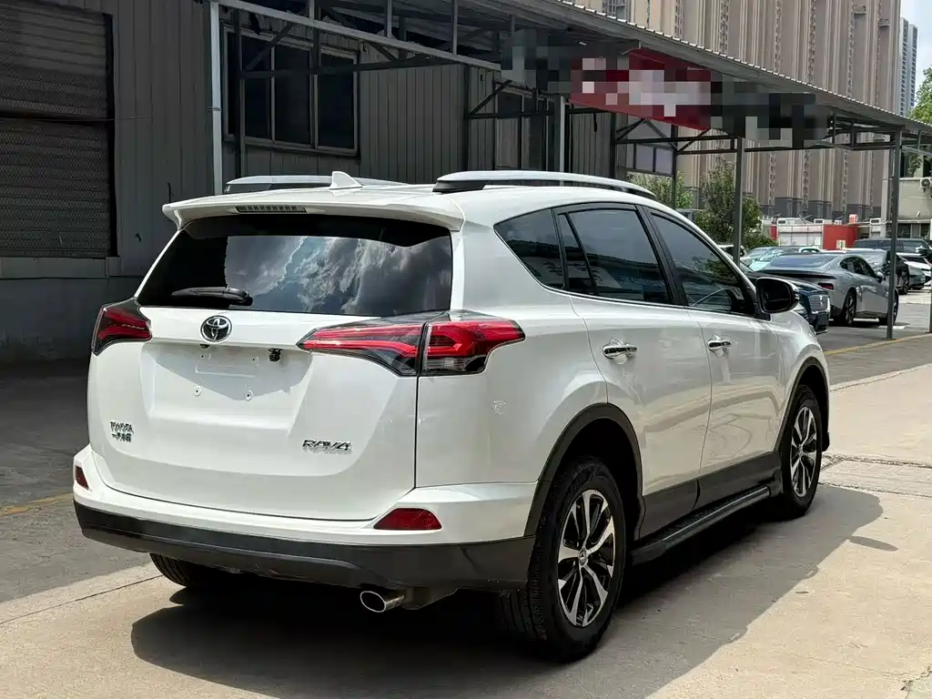 Toyota RAV4 2018 — фото 7