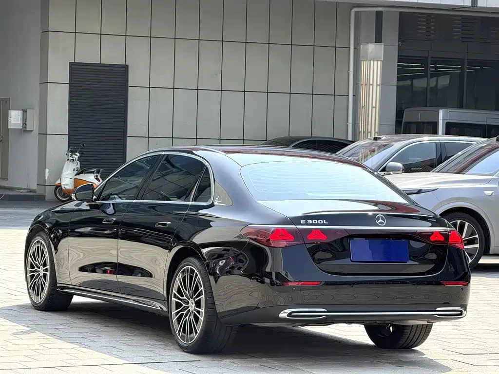 Mercedes-Benz E-Class 2025 — фото 11