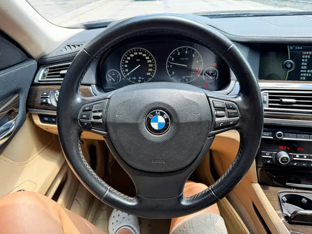 BMW 7 Series 2012 — фото 18