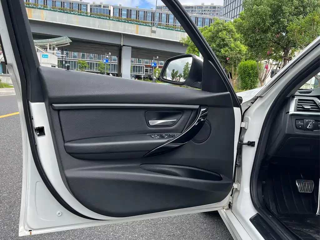 BMW 3 Series 2016 — фото 14