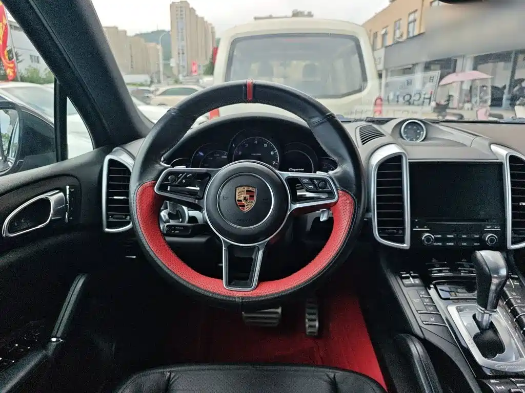 Porsche Cayenne 2017 — фото 11