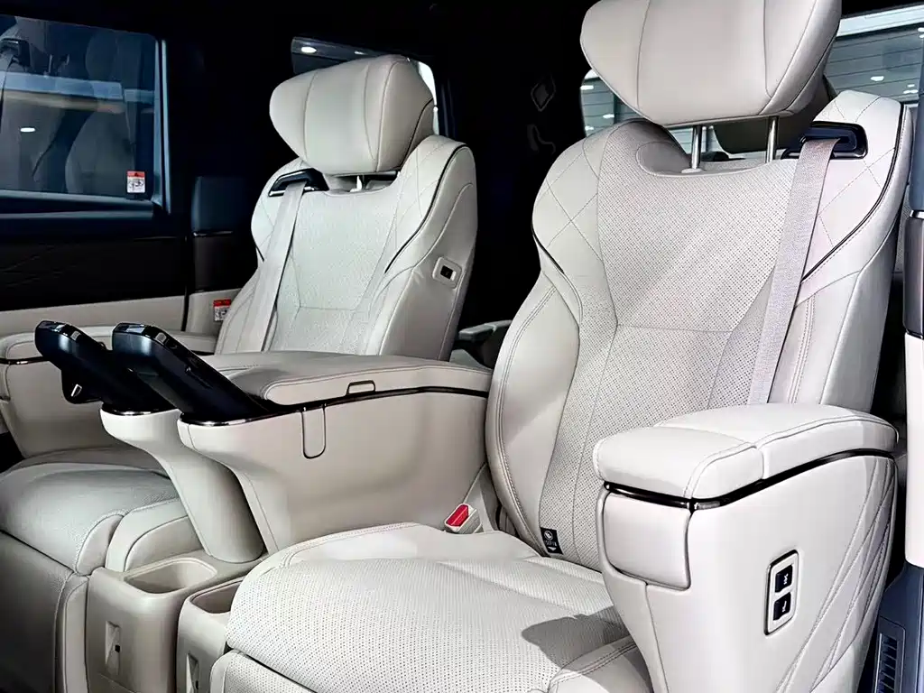Toyota Alphard — фото 10