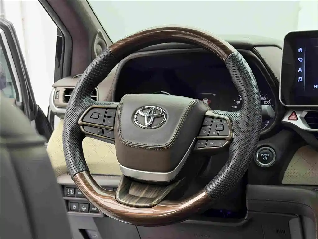 Toyota Sienna 2024 — фото 13