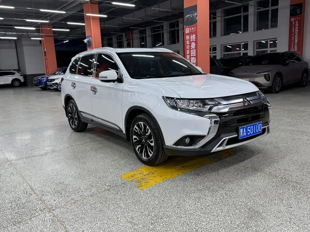 Mitsubishi Outlander 2020 — фото 1