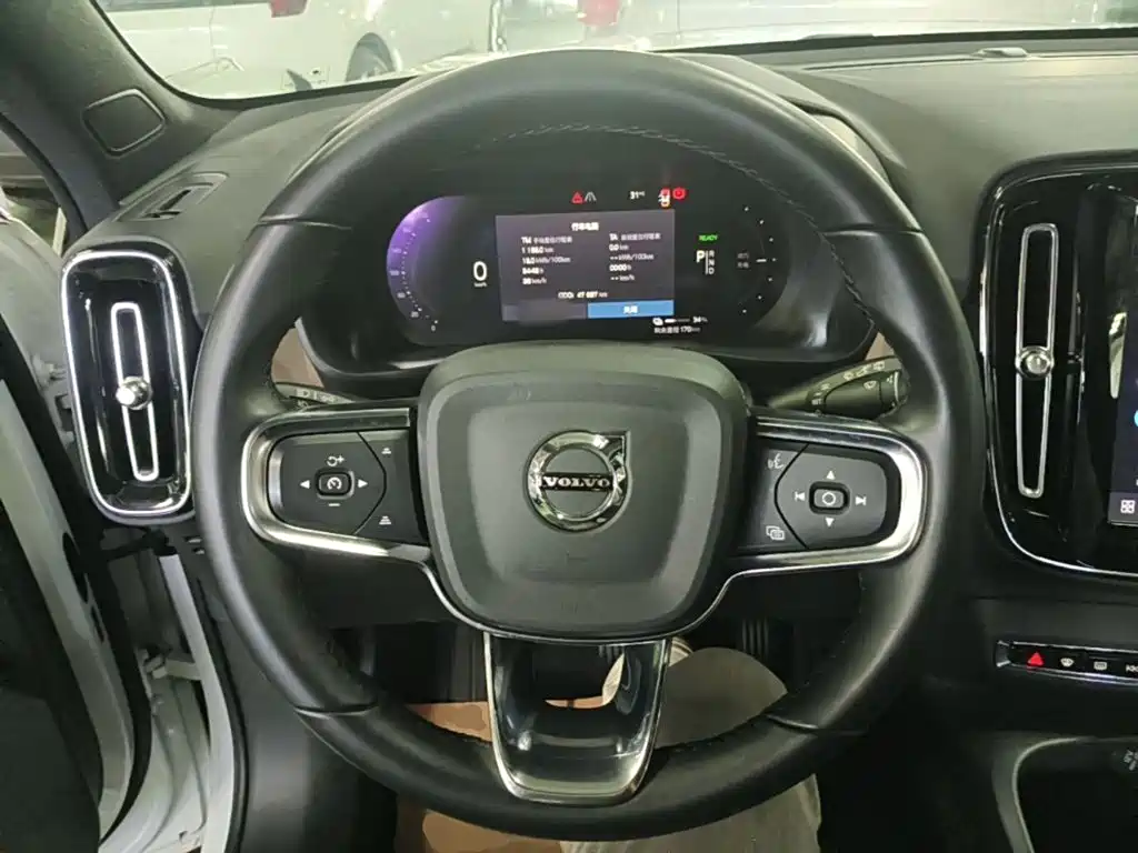 Volvo XC40 New Energy 2023 — фото 11