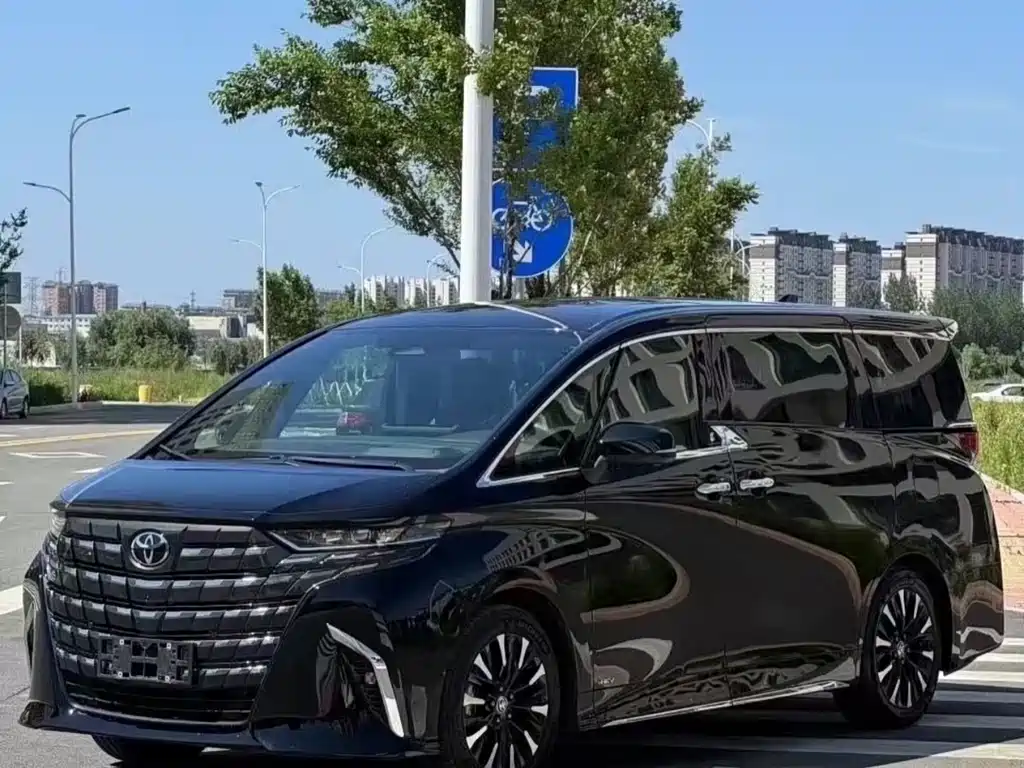 Toyota Alphard — фото 1