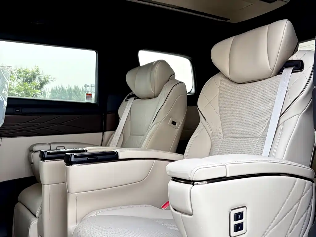 Toyota Alphard — фото 8