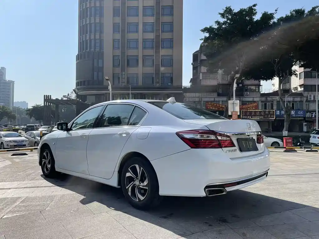 Honda Accord 2017 — фото 10