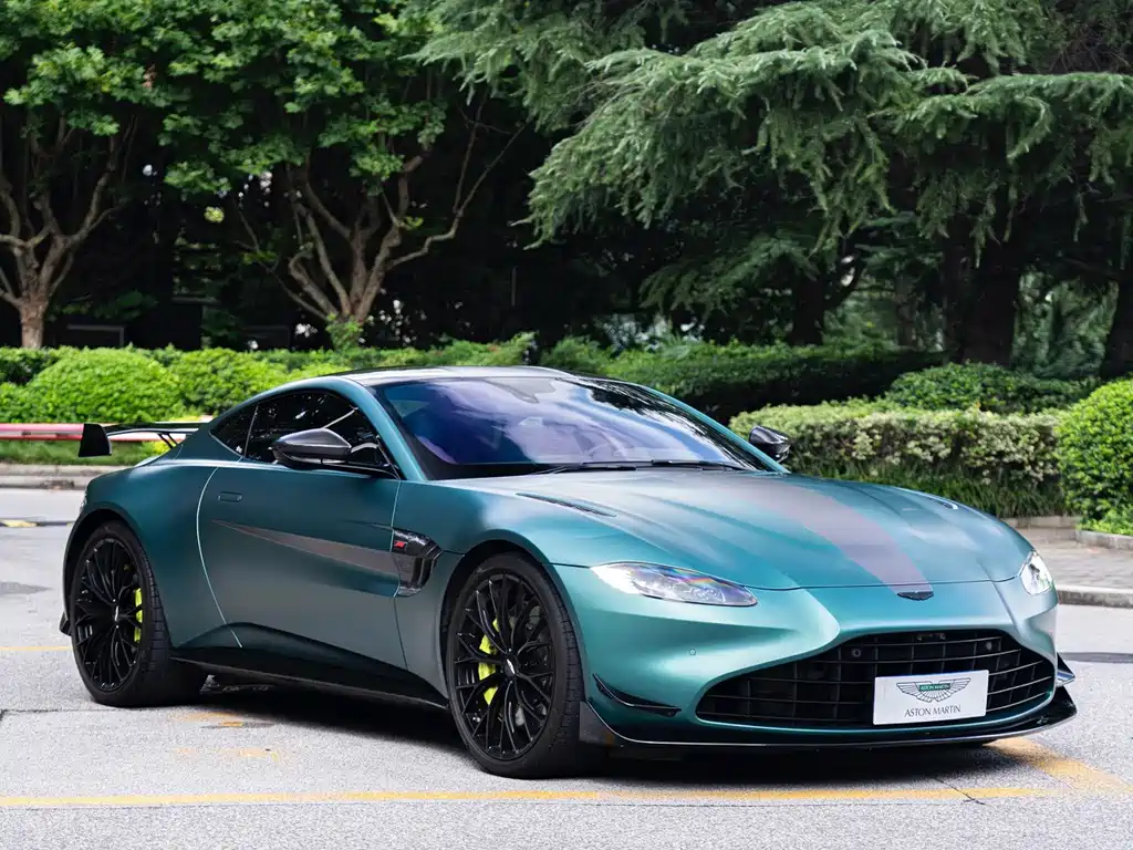 Aston Martin V8 Vantage 2022 — фото 3