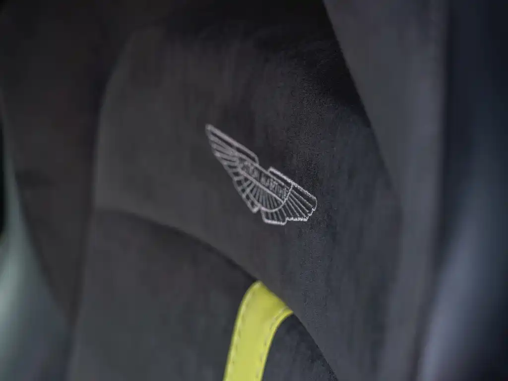 Aston Martin V8 Vantage 2022 — фото 13