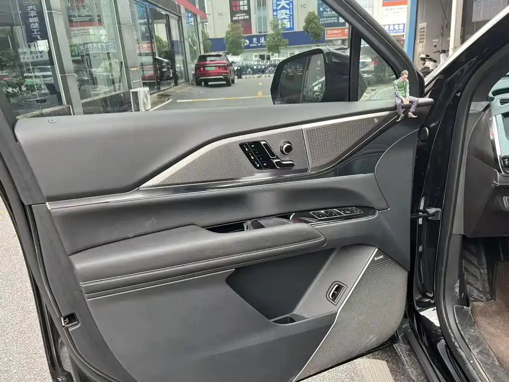 Cadillac XT5 2025 — фото 13