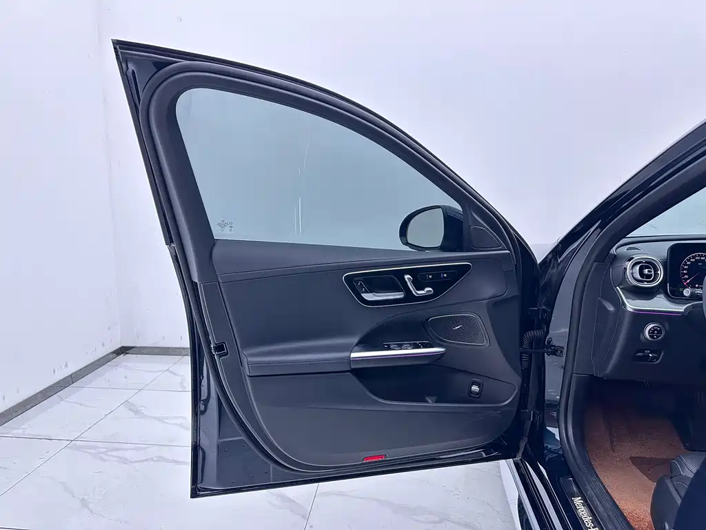 Mercedes-Benz C-Class 2025 — фото 7