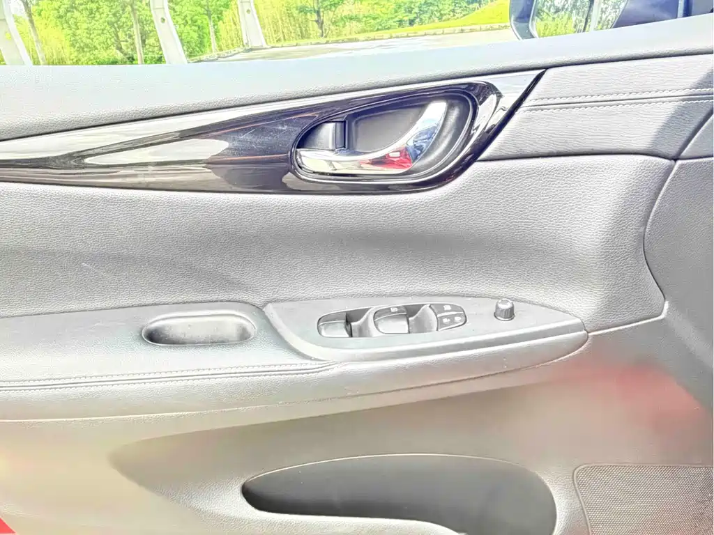Nissan Tiida 2017 — фото 10
