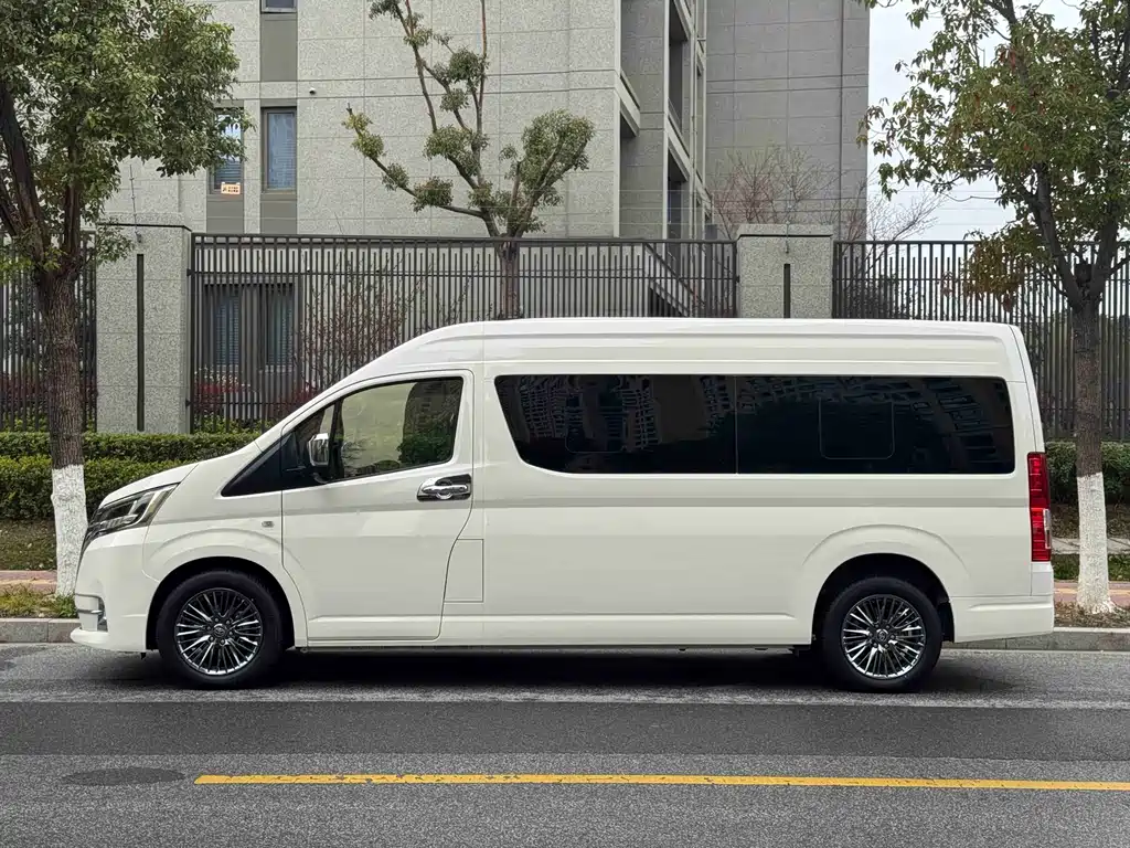 Toyota Hiace 2024 — фото 20