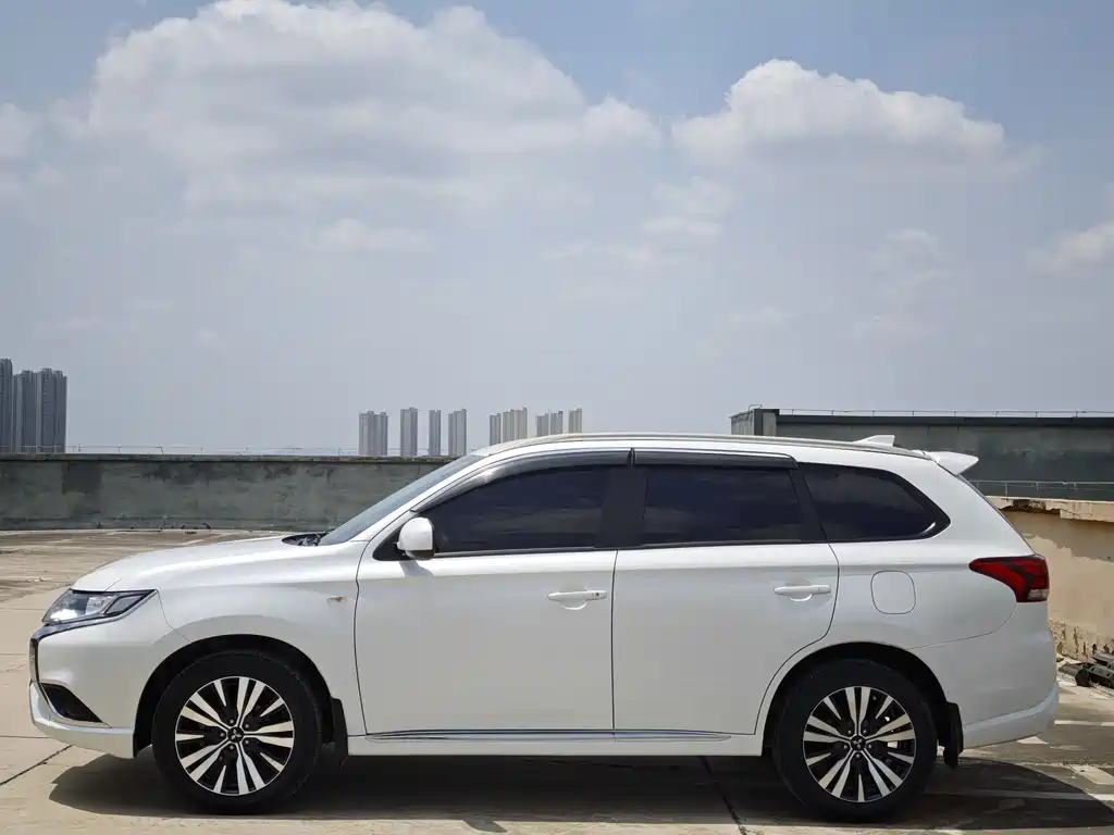Mitsubishi Outlander 2022 — фото 2