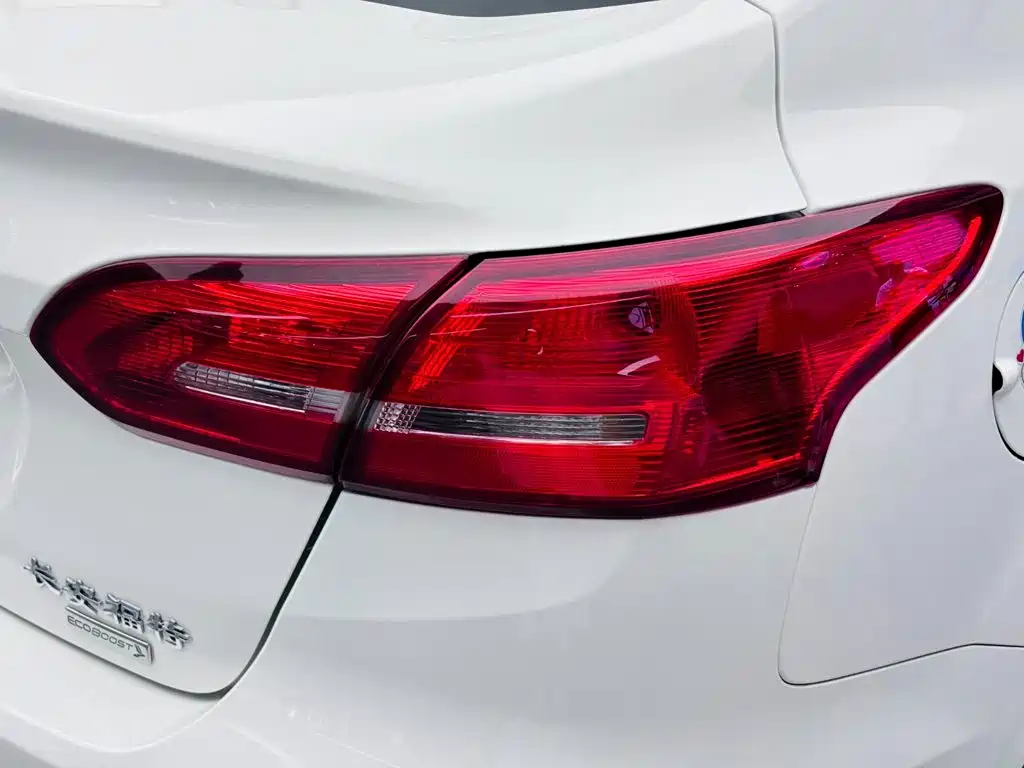 Ford Focus 2018 — фото 12