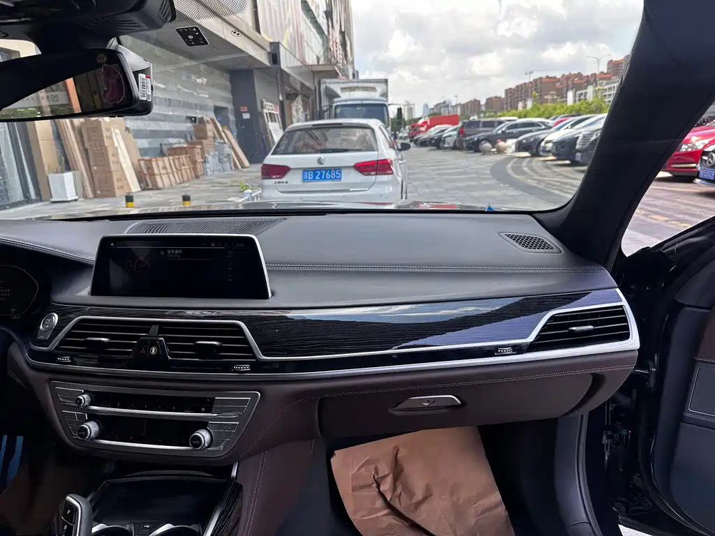 BMW 7 Series 2021 — фото 10