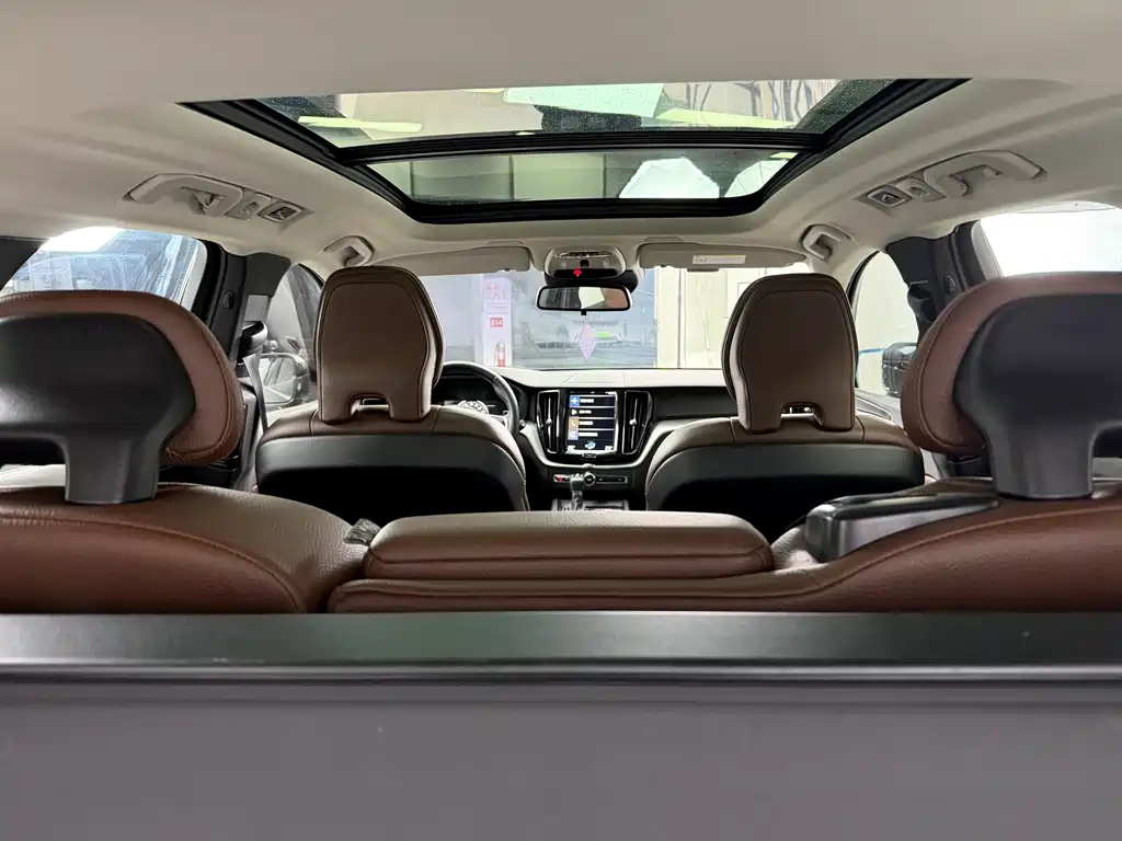 Volvo XC60 2019 — фото 11