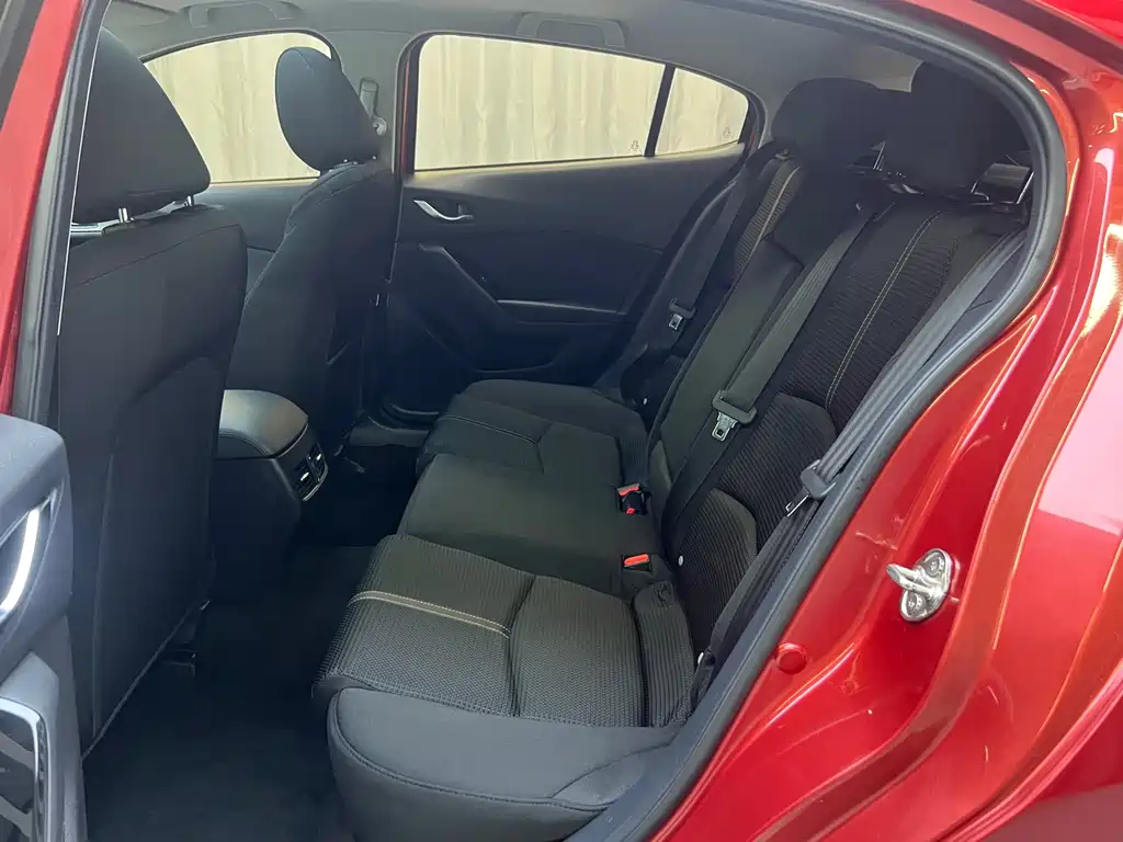 Mazda 3 Axela 2017 — фото 17