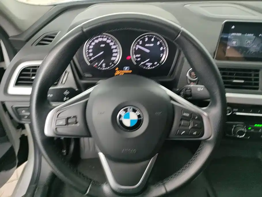BMW 1 Series 2018 — фото 15