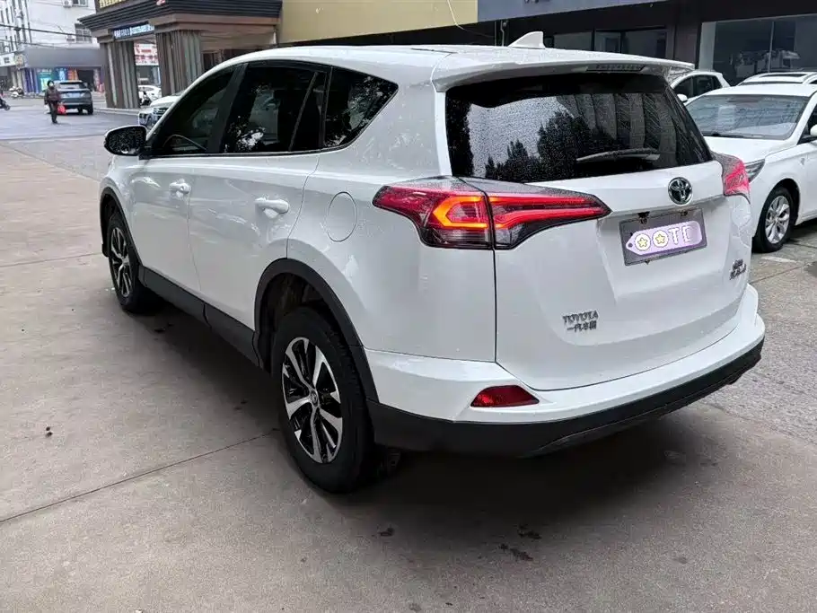 Toyota RAV4 2019 — фото 28