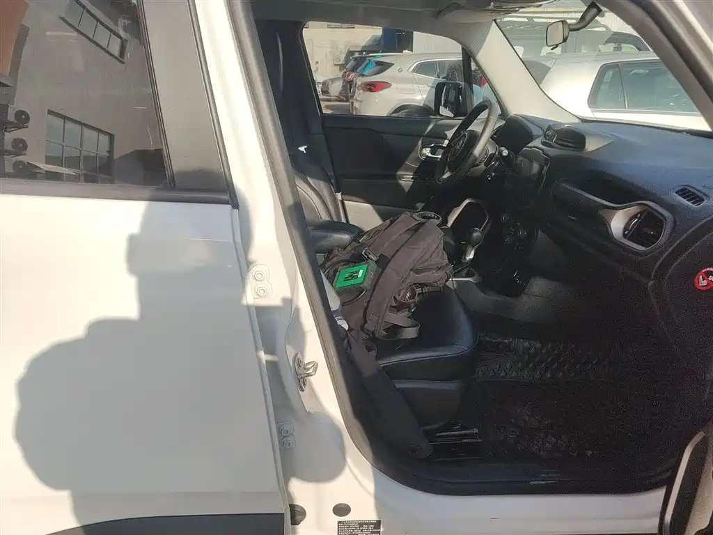 Jeep Renegade 2018 — фото 25