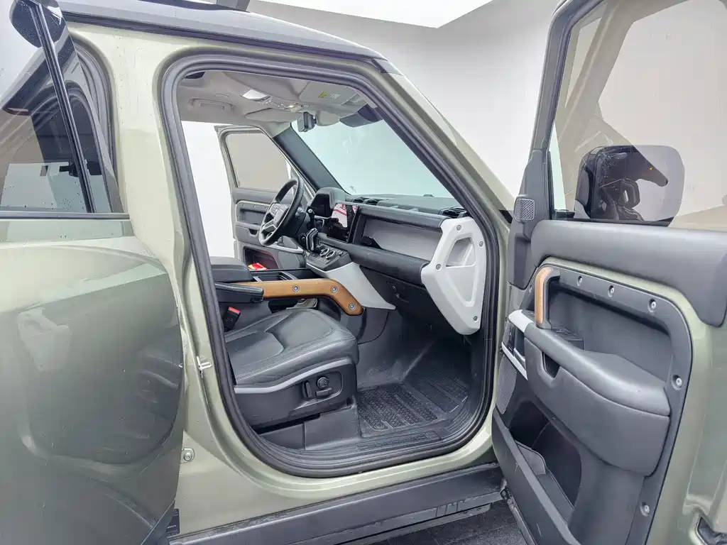 Land Rover Defender 2022 — фото 15