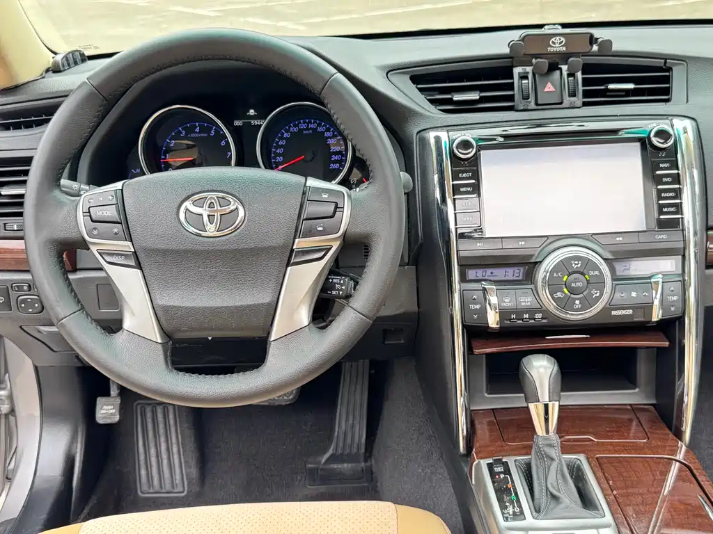 Toyota Reiz 2015 — фото 12
