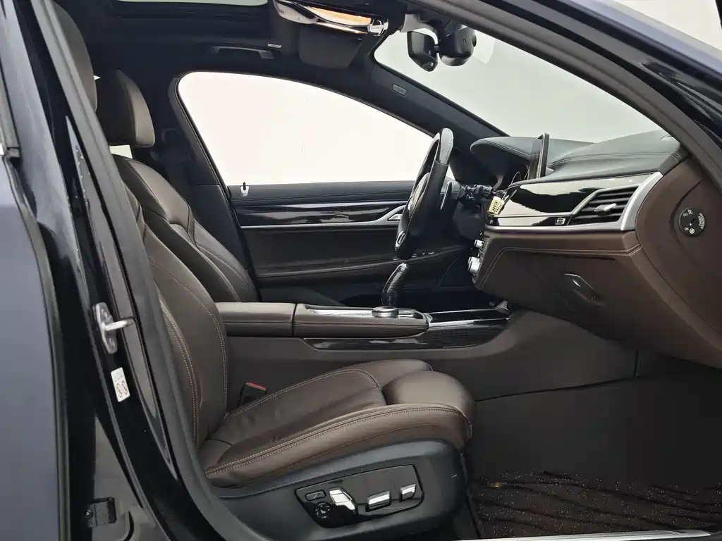 BMW 7 Series 2018 — фото 10