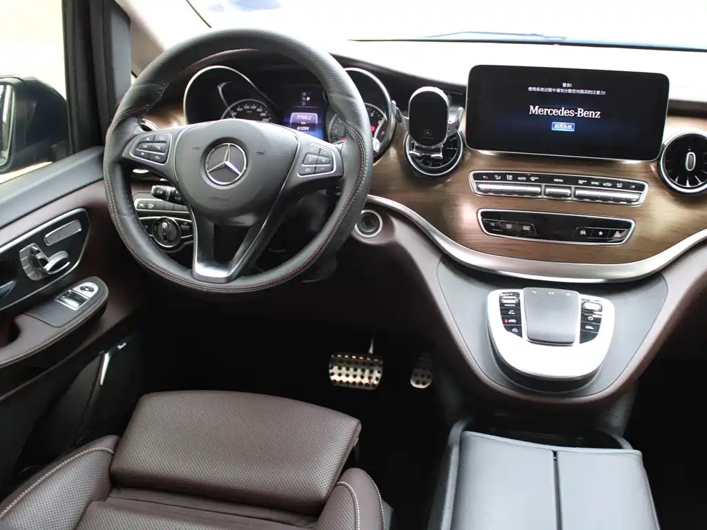 Mercedes-Benz V-Class 2024 — фото 18