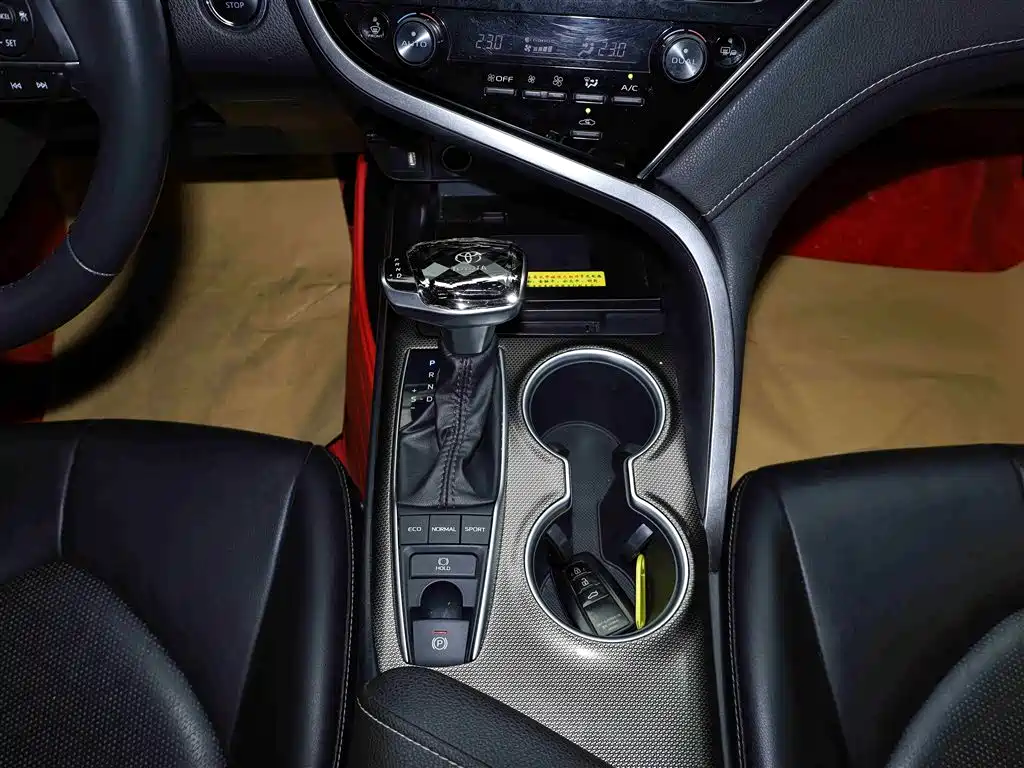 Toyota Camry 2022 — фото 13