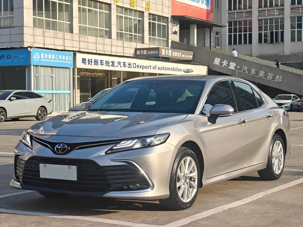 Toyota Camry 2022 — фото 1