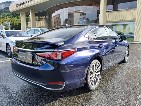 Lexus ES 2021