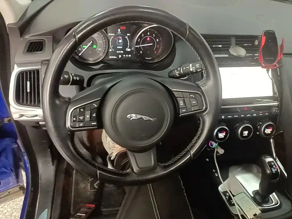 Jaguar E-PACE 2021 — фото 11