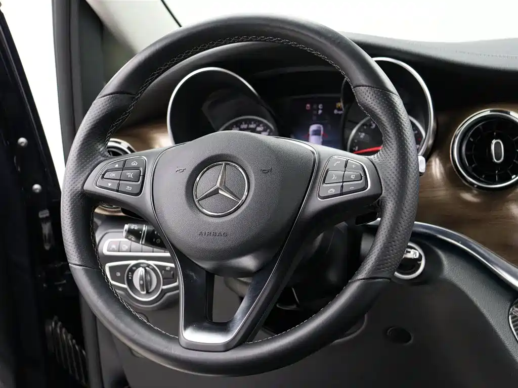 Mercedes-Benz V-Class 2022 — фото 17