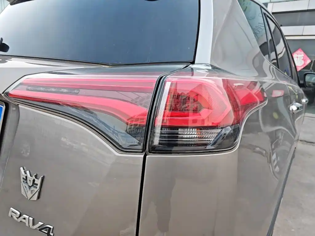 Toyota RAV4 2017 — фото 8