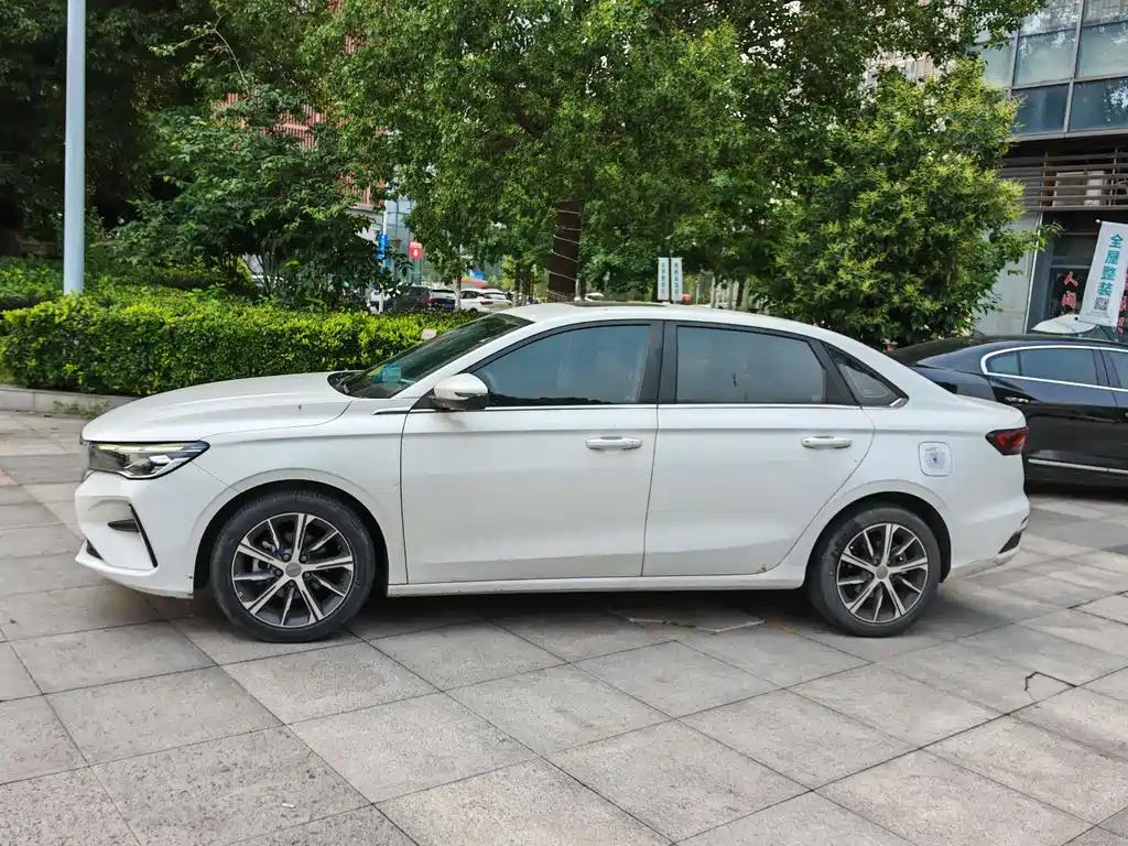 Geely Emgrand 2022