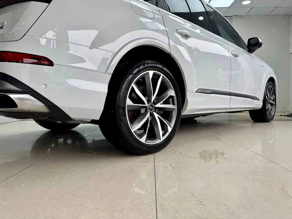 Audi Q7 2021 — фото 23