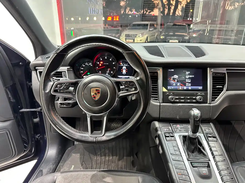 Porsche Macan 2018 — фото 13