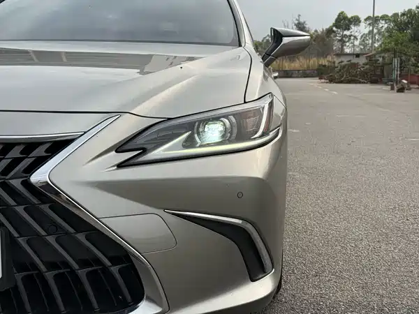 Lexus ES 2023