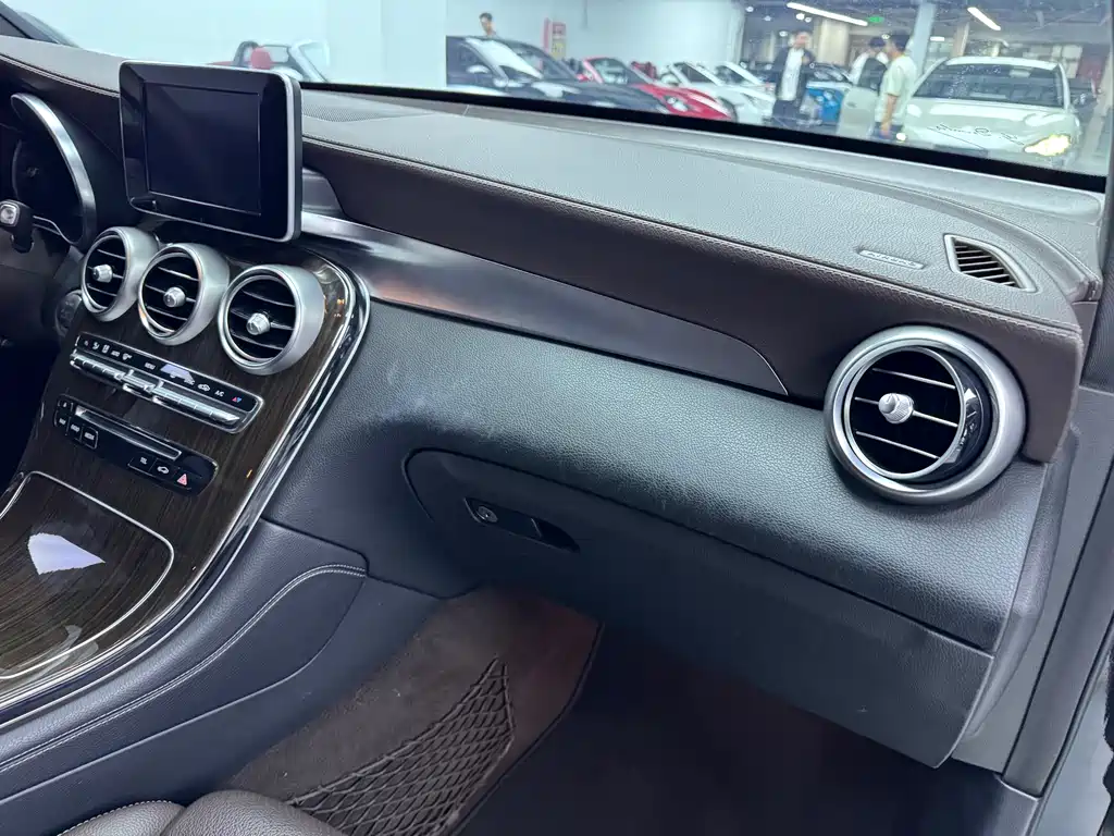 Mercedes-Benz GLC 2018 — фото 19