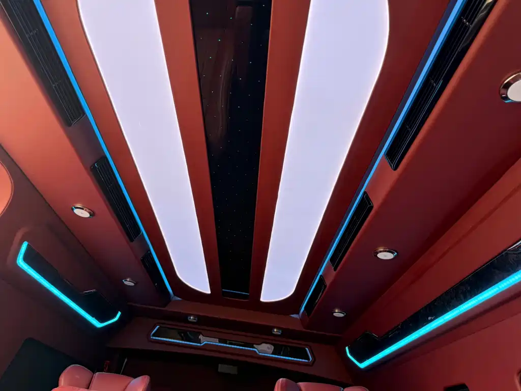 Toyota Hiace 2023 — фото 18