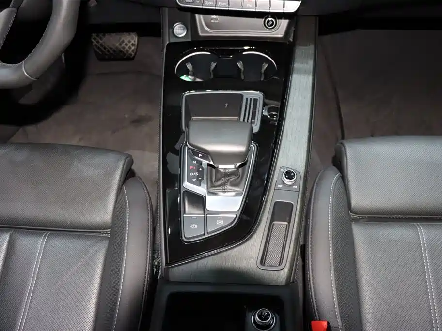 Audi A4L 2023 — фото 14