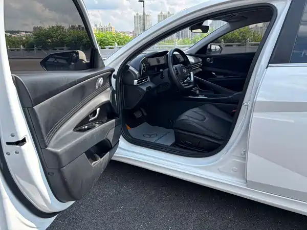Hyundai Elantra 2024