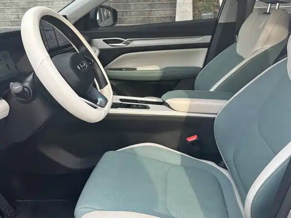Geely Emgrand L Hip 2023